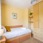 93 - Roomy Townhouse By Shortstays