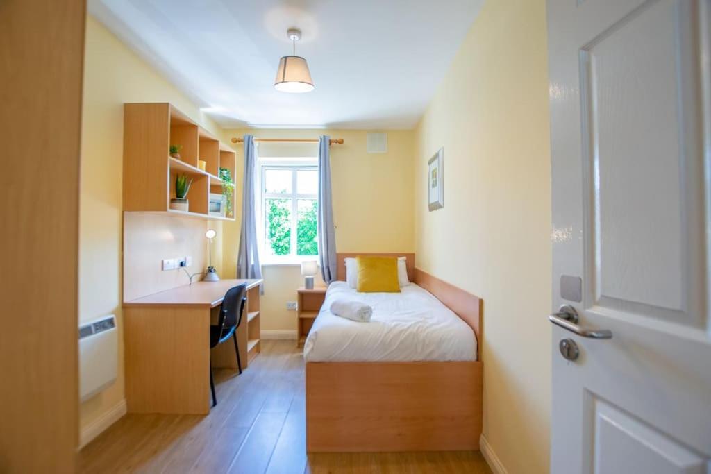 90 - Roomy Townhouse By Shortstays Hébergement de vacances *