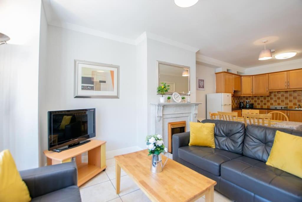 90 - Roomy Townhouse By Shortstays Hébergement de vacances